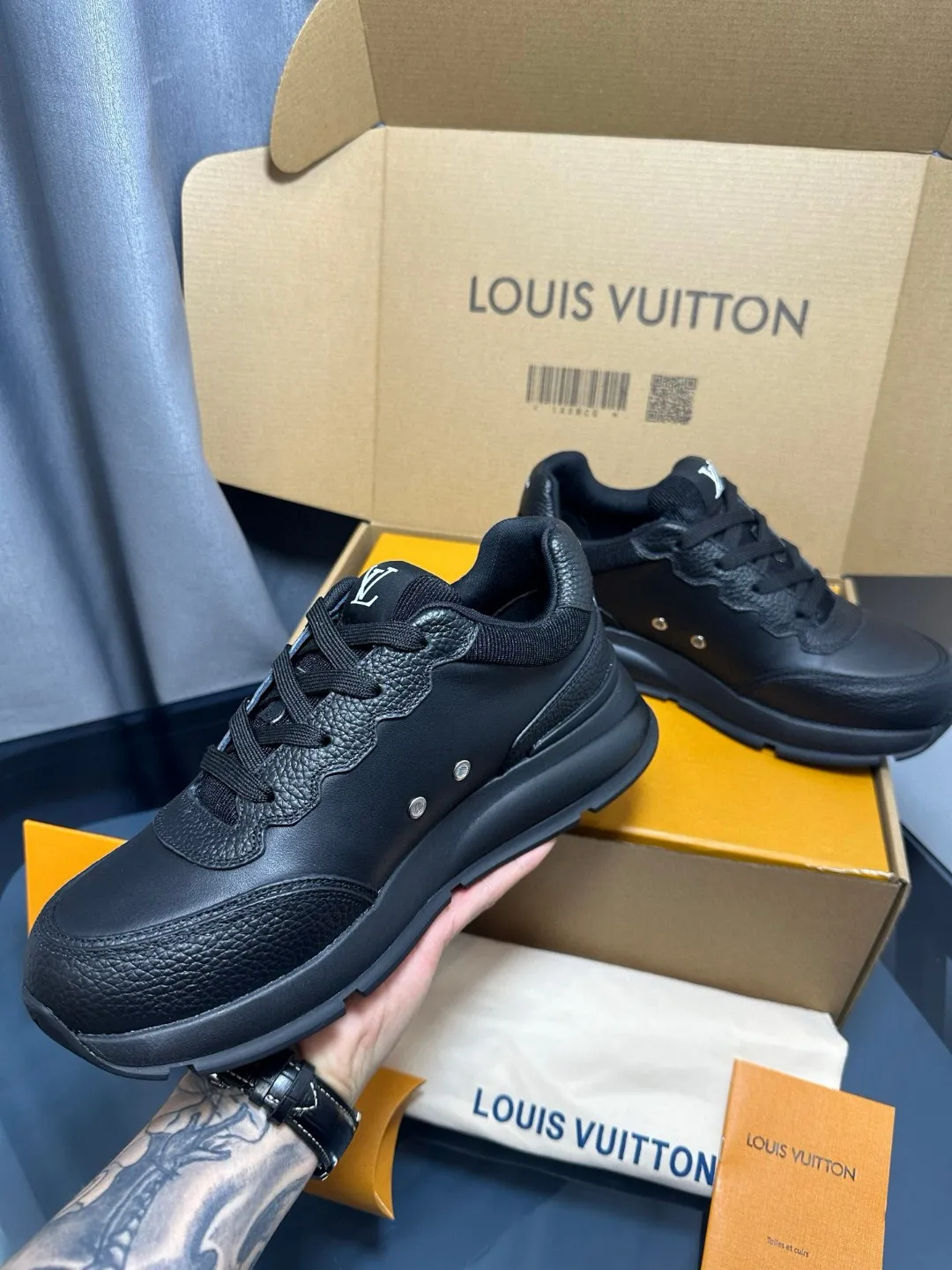 Factory price: 700💰🌈LV | Louis Vuitton 2025𝐬𝐬 🧡💚2025 spring and summer new style top version‼ ️The original version is the same. The counter focuses on the latest casual shoes and new hard goods🆕 ❥Purchasing agent level! Full of high-end feel! A popular model among bloggers at home and abroad, it’s retro and fashionable, and looks stunning on your feet! Wear a lot of happiness! The official website's main recommendation★ ━━━━━ ЅᏇєєt ━━━━━ ▪️Upper: Original custom-made imported calfskin fabric ▪️Inner: breathable gauze imported from Italy ▪️Outsole: rubber foam ➕t men's men's shoes 💰u high-end outsole ▪️Color: nine colors available ▪️Shoe size: 35-44, (45, 46 customized)